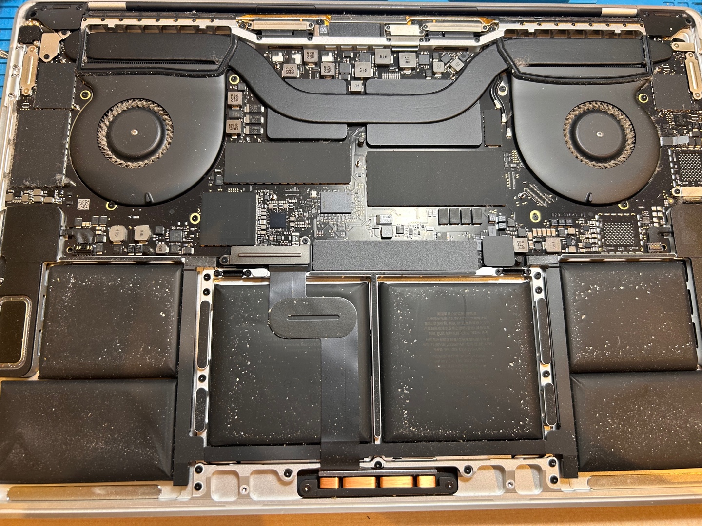 本日の修理）MacBook Pro 15インチ 2018 A1990バッテリー交換