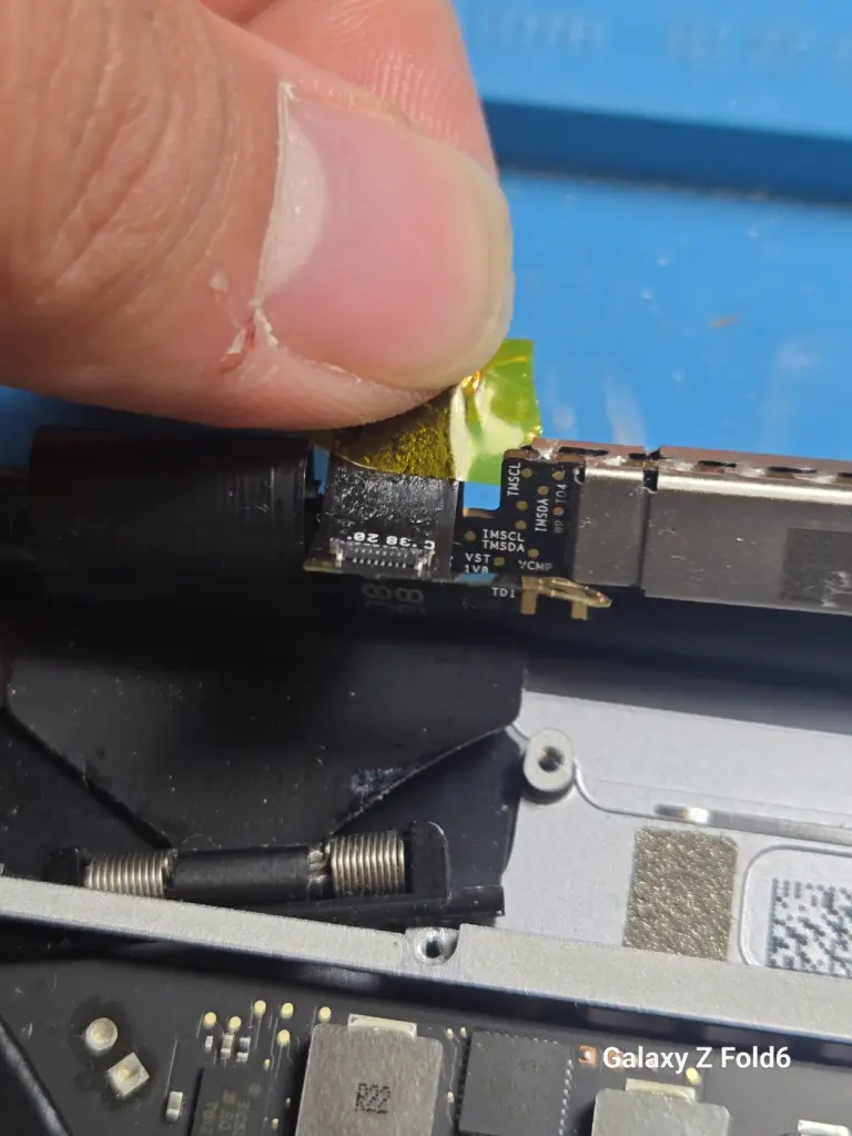 本日の修理）MacBook Pro 13インチ（A1706）のバックライトケーブル