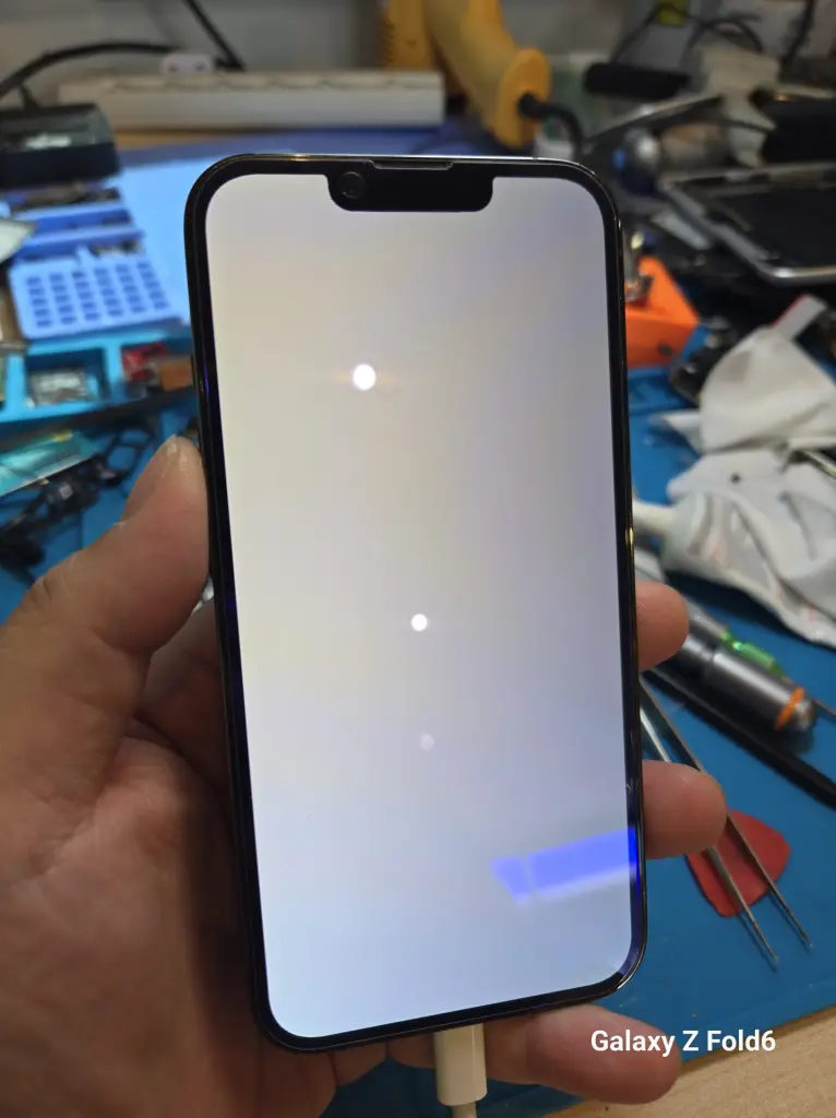 本日の修理）iPhone 13Pro液晶が真っ白になった！ - スマホ修理KoKo