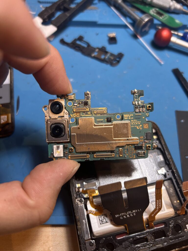 iPhone、Android、MacBook、ノートパソコン、Switchの修理、スマホ修理屋KoKoは岐阜のスマホ・PC修理専門店。
