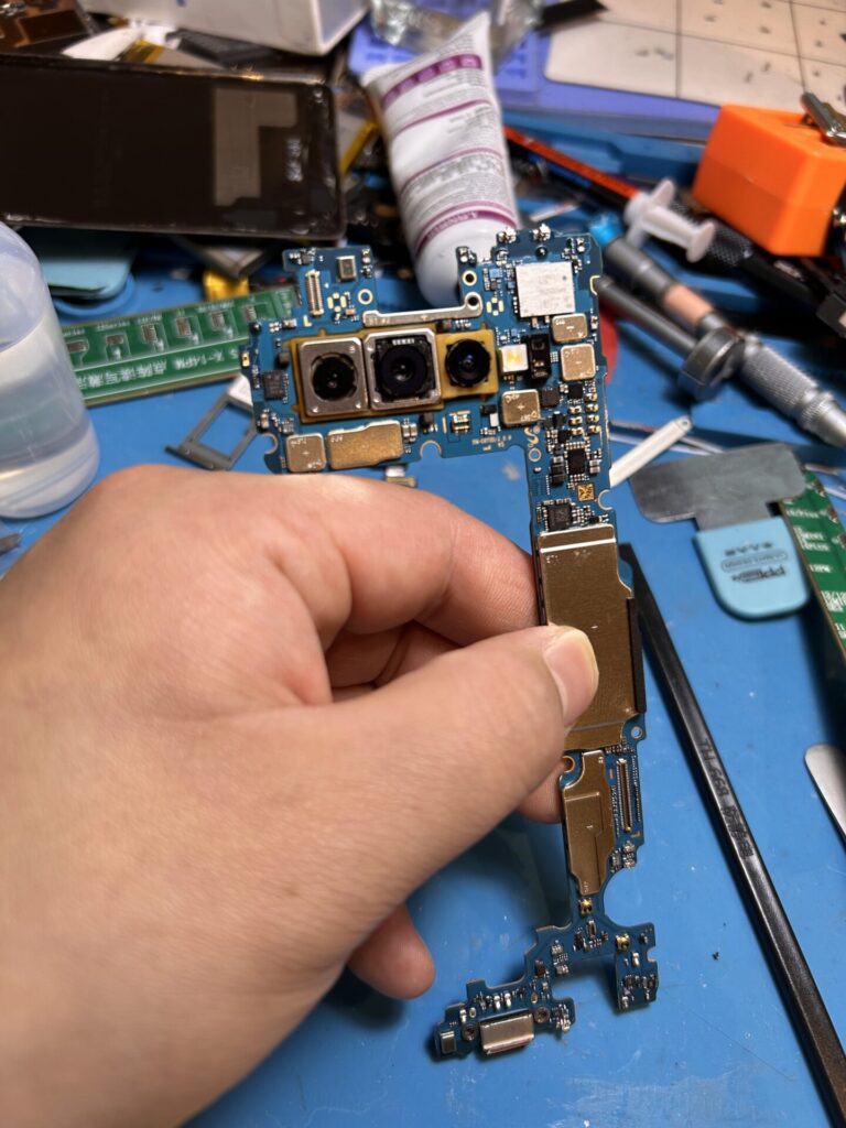 iPhone、Android、MacBook、ノートパソコン、Switchの修理、スマホ修理屋KoKoは岐阜のスマホ・PC修理専門店。
