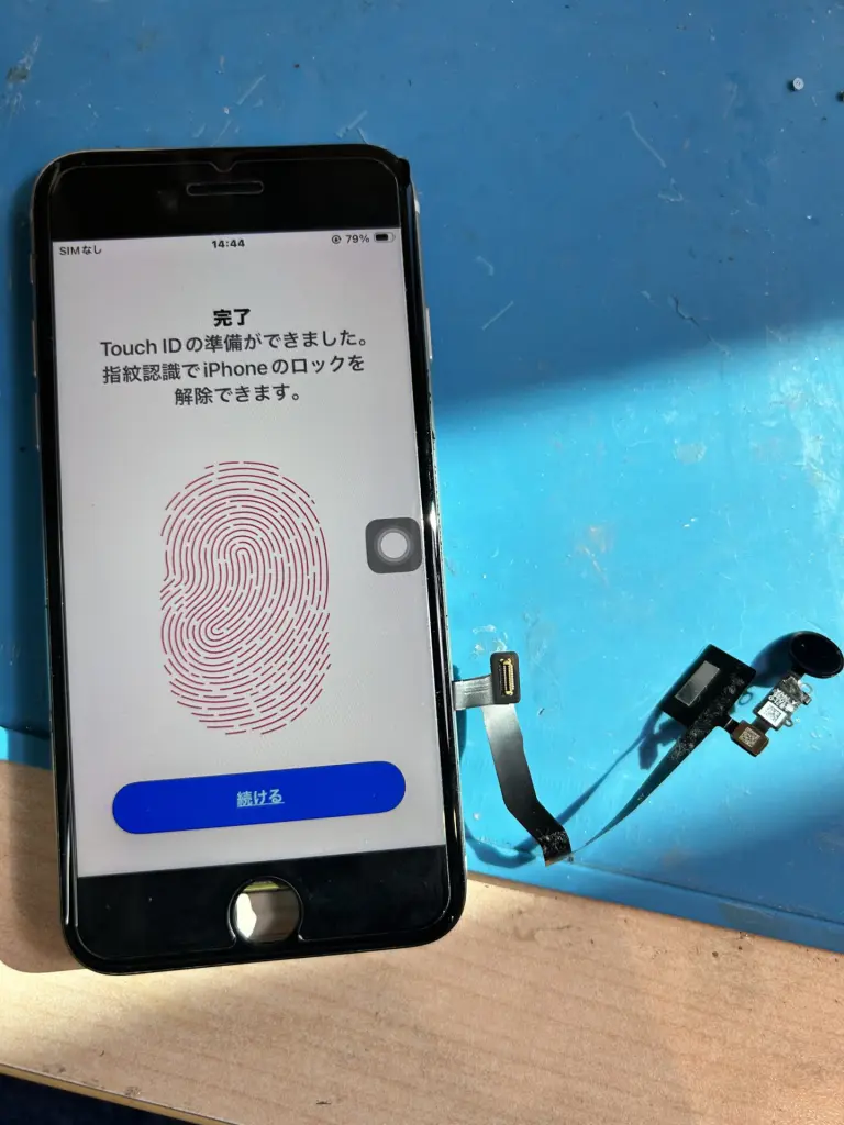 iPhone SE 第3世代 64GB ホームボタン割れ / TouchID不可 iPhone SE 3 のホームボタンが割れて指紋認証が認識しないのと反応が