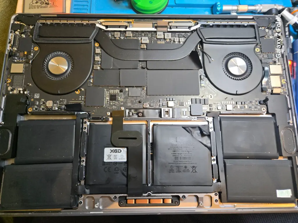 【バッテリー故障】 MacBook Pro 16 i9/32GB/512GB 本日の修理）MacBook Pro 16インチ（A2141）バッテリー交換｜内部